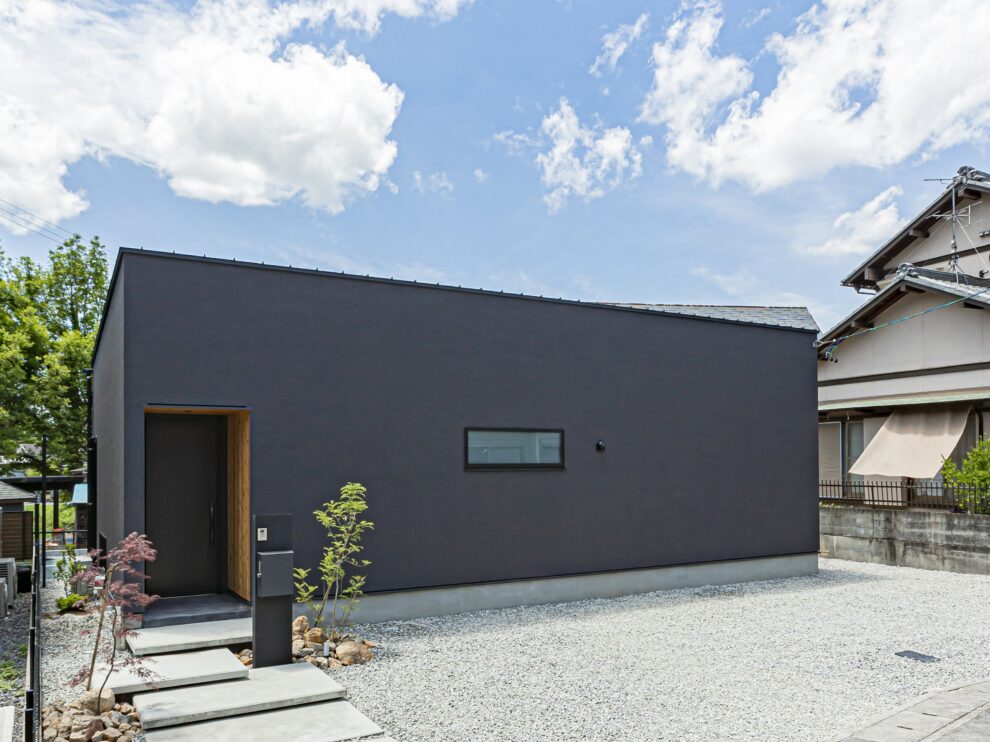 通り土間から臨む四季の自然を楽しむ平屋